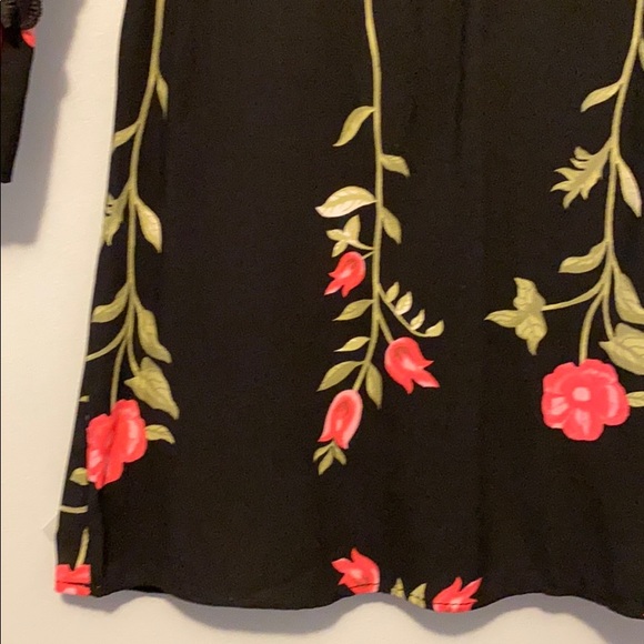 Bell sleeve Floral top🌷w/embroidery & mesh detail - Picture 2 of 6